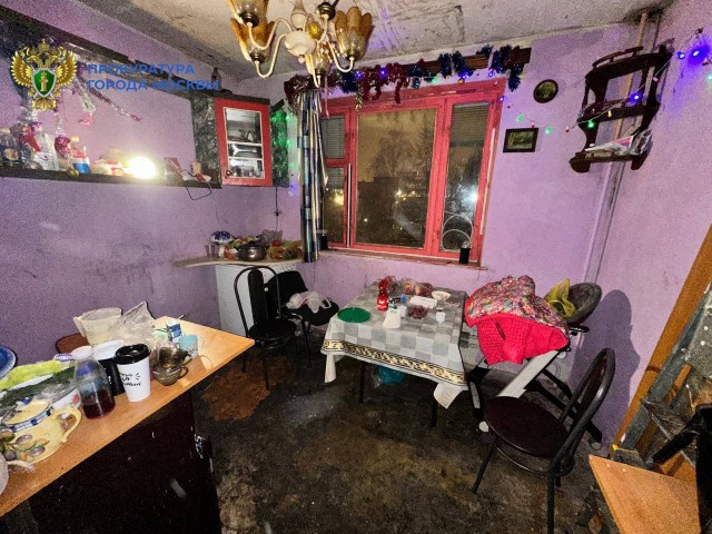 Маленького ребенка нашли в захламленной квартире на Боровском шоссе. Он был там совсем один.