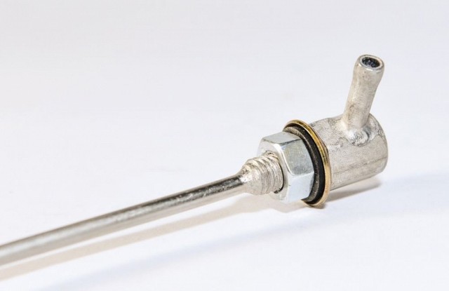 Новая волна автоворовства: вместо шлангов – дрель и молоток