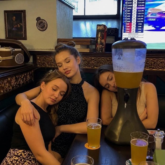 Традиционное развлечение: мадам попросила "Фотошоперы, исправьте фотку, пожалуйста"