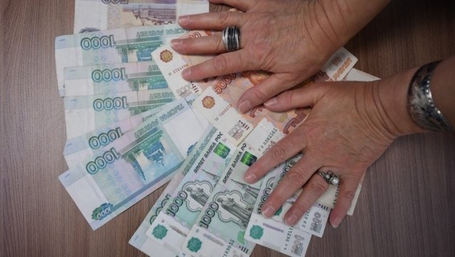 Банки стран ЕАЭС начали брать комиссии до 5% за приём наличных российских рублей