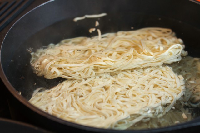 Жареная лапша с куриной грудкой