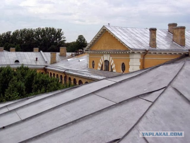 В Красноярском крае сильный ветер сорвал крышу с пятиэтажки