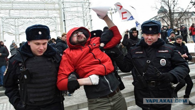 В Петербурге ОМОН начал буквально выдергивать людей из толпы "Объединённых демократов".