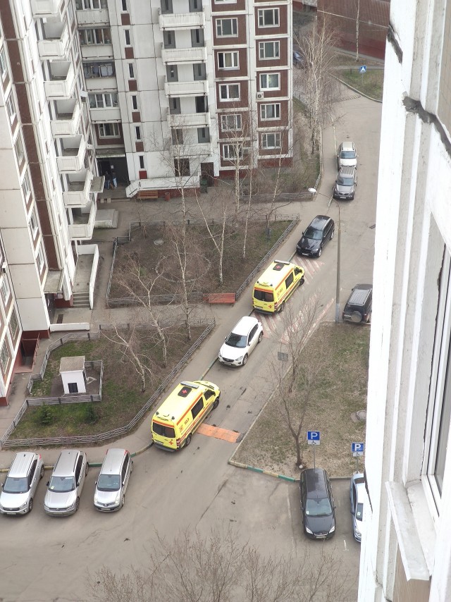 Давайте фото у кого какой вид из окна на оживленные улицы городов в настоящий момент