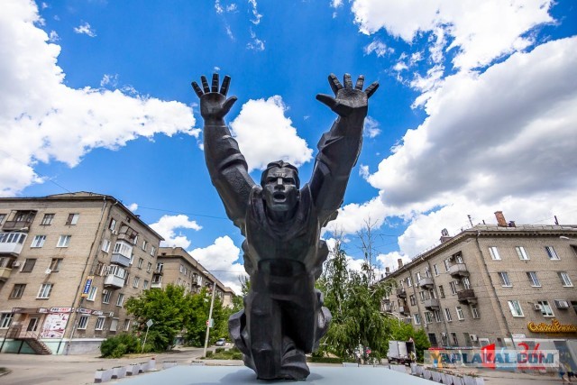 Вандалы порезали на металл памятник на братской могиле в Волгограде