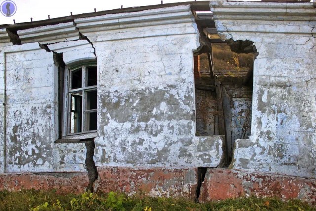Старый разрушающийся маяк Жонкиер на Сахалине