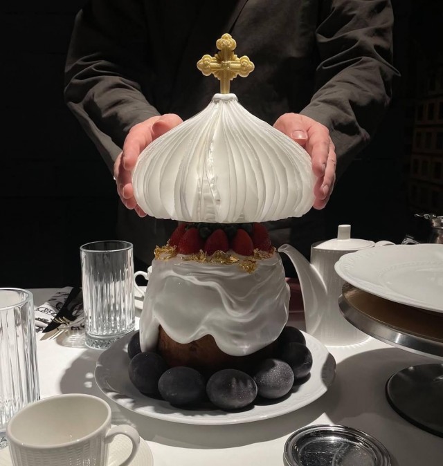 Сейчас самый дорогой пасхальный кулич в Москве стоит уже 100 тысяч рублей