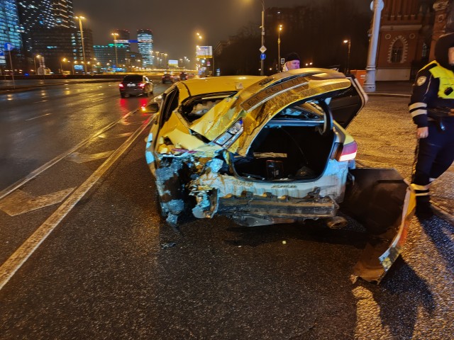 В Москве мужчина подцепил девушку в клубе и хотел покатать на своем "БМВ" Е-класса, но в итоге она угнала авто и разбила его в хлам
