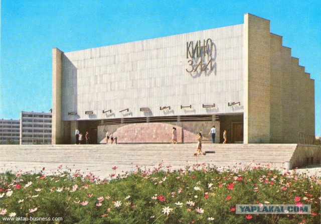 Один старый кинотеатр.