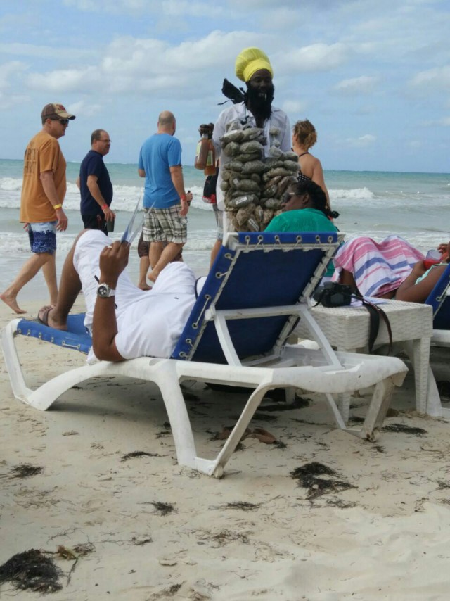 Торговец прохладительными напитками на пляже Ямайки