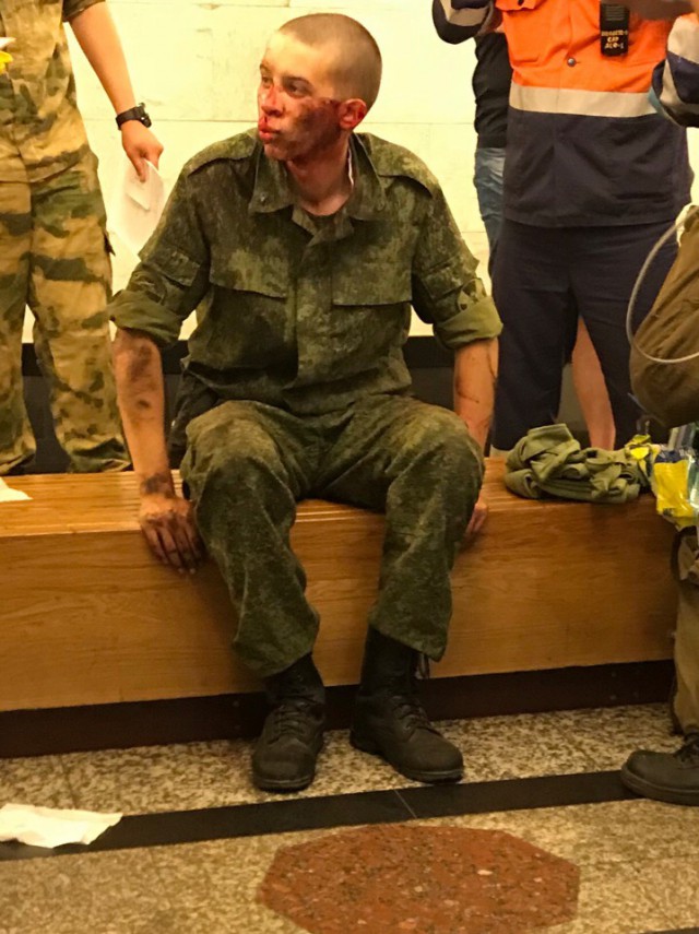В Петербургском метро солдатик прыгнул под поезд и остался живой