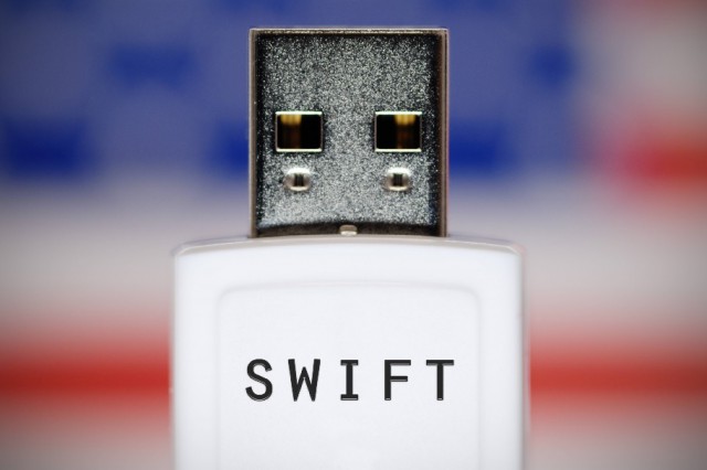 Банки Ирана отключили от платежной системы SWIFT