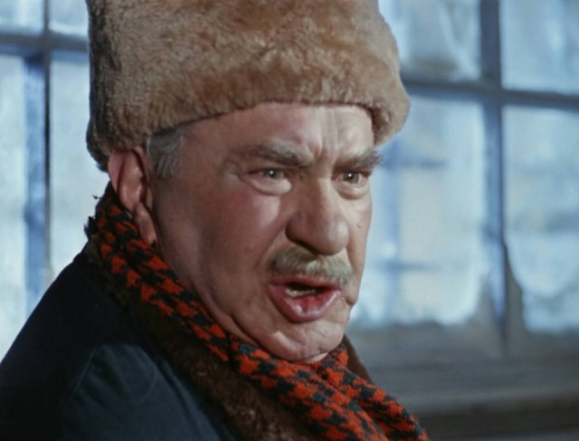 Народ! Вставай, проклятьем заклеймённый!