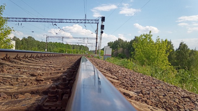 Вопрос уровня 8 класса: почему поезд перед стартом сдает немного назад