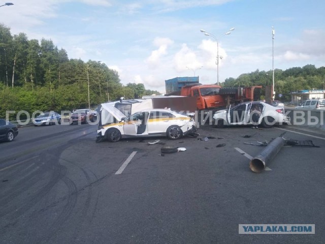 Отвалившееся колесо спровоцировало массовое ДТП на 38 километре МКАД в Ясенево