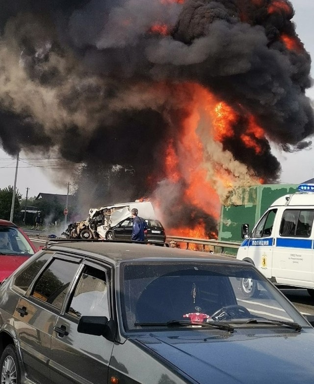 В Ярославской области бензовоз врезался в скорую помощь, вылетел с дороги и загорелся рядом с жилым домом