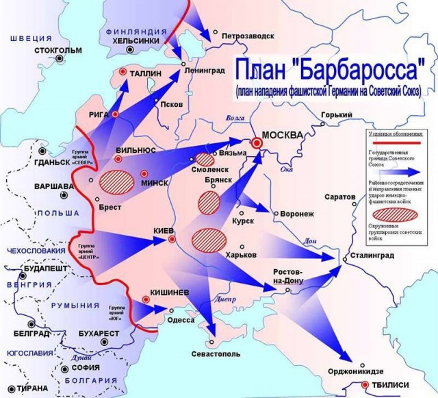 Фото педиатра Надежды Буяновой, стоящей в своей квартире после обыска.