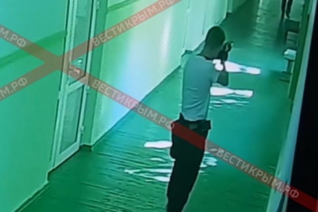 В Пскове школьники глумятся над инвалидом и регулярно бьют его.