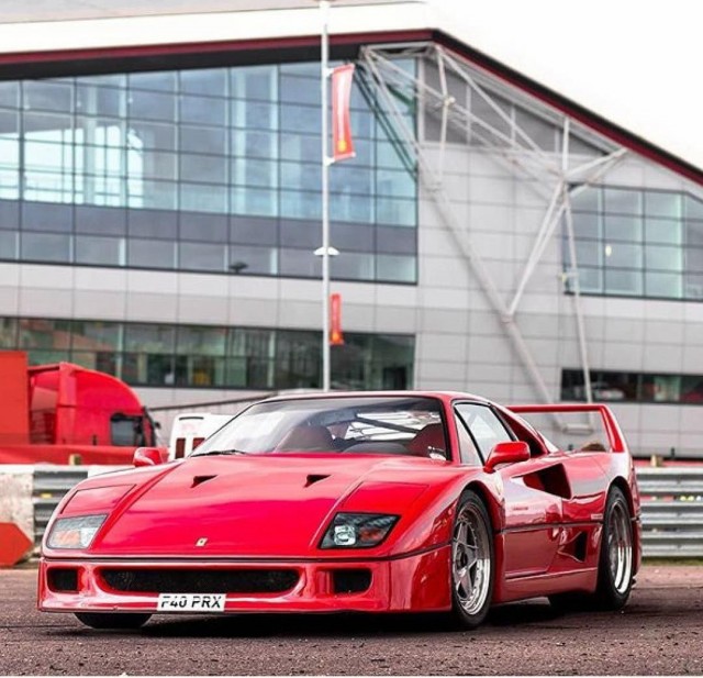 Работник автосервиса вдребезги разбил коллекционный Ferrari F40 во время тест-драйва после обслуживания
