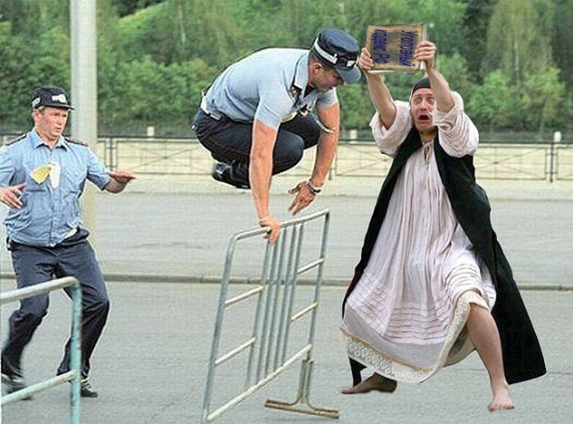 Фотожаба. Человек с табличкой