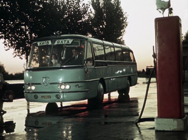 Киев и советский автотрафик 1962 года в фильме "Королева бензоколонки"