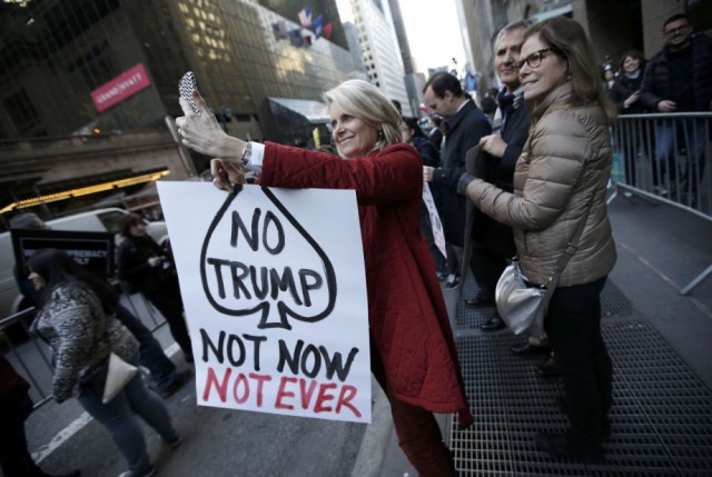 Тысячи человек приняли участие в акциях протеста против Трампа в США
