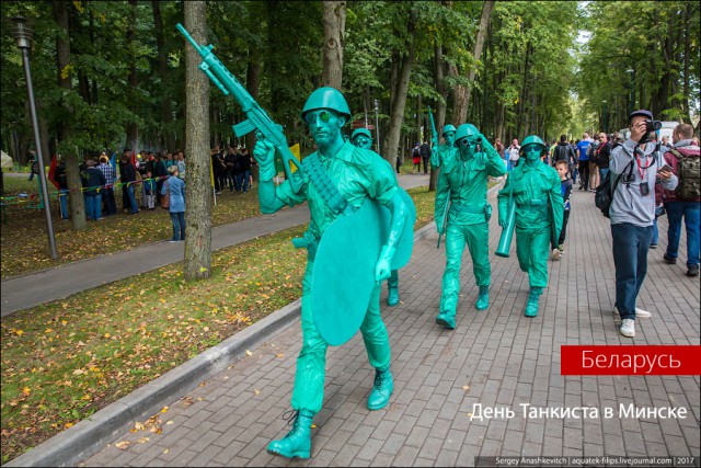 Как праздновали День танкиста в Минске