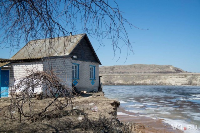 Село под Волгоградом падает с обрыва в Волгоградское водохранилище