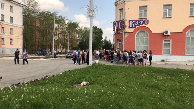 «Народ разъяренный» В Североуральске начались драки за питьевую воду, которой в городе нет уже 3 дня