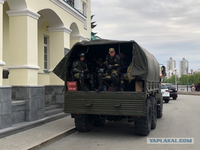 Екатеринбург: чоповцы под руководством полиции огораживают сквер. Полностью