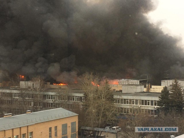 Крупный пожар возле Варшавского шоссе в Москве.