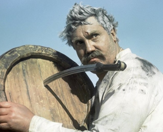 В элитном подмосковном посёлке Вешки ФСБ проводит масштабную спецоперацию - местный житель отстреливается из дома