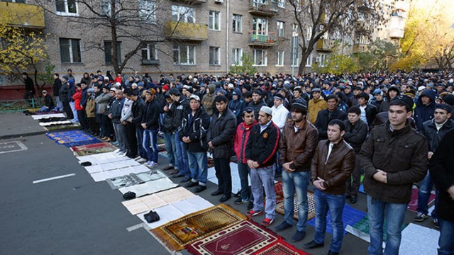 В Петербурге оштрафовали за намаз на обочине как за нарушение ПДД