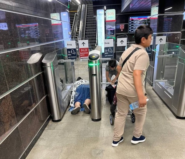 На МЦД «Лианозово» придумали новый способ прохода через турникеты.