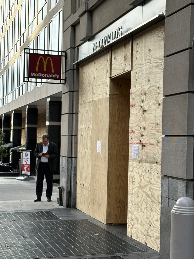 В столице США готовятся к выборам президента страны - закрывают щитами окна