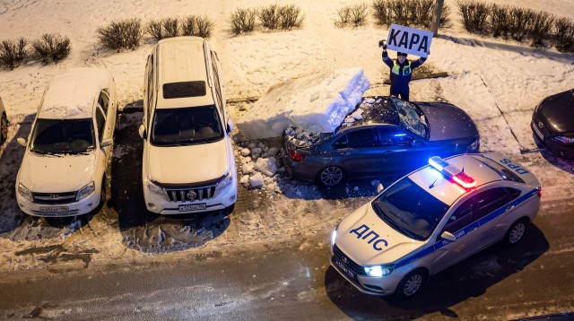 Мужчина оригинально решил проблему стоянки автомобиля "застолбив" сразу два места