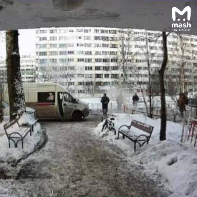 83-летний пенсионер обварил ноги, угодив в яму с кипятком на улице Стойкости  в  Санкт-Петербурге