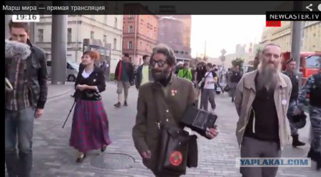 Москвичи встречают марш мира флагами ДНР И ЛНР