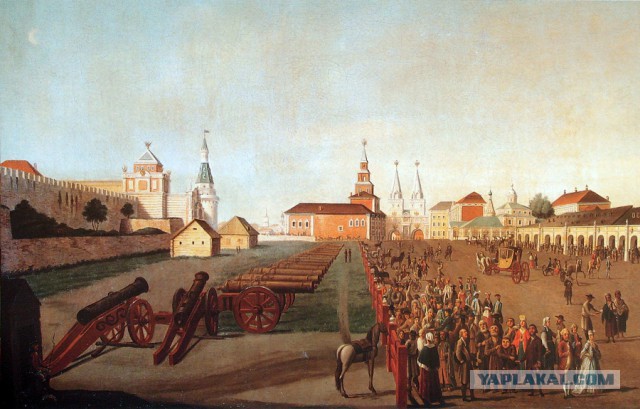 Когда Московский Кремль был красным, а когда белым?