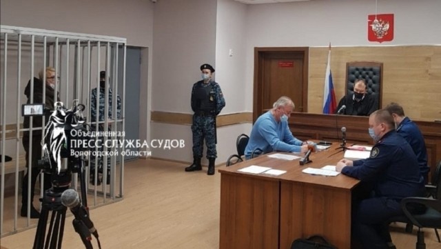 Суд не стал арестовывать Елену Воеводину, распылившую дихлофос в здании ЗСО