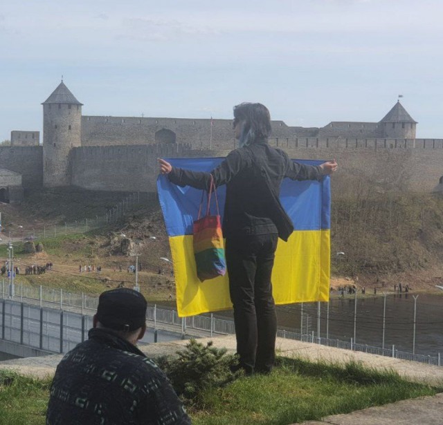 В Эстонской Нарве русский дед столкнул украинского лгбтшника, который вчера развернул флаг напротив российского концерта в Ивангороде.