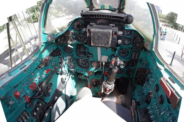 Почему кабины советских самолетов всегда сине-зеленые