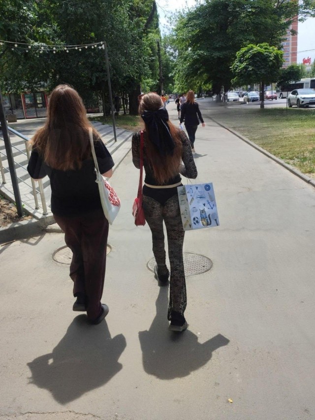 В Ростове-на-Дону мать пришла с одевшейся вульгарно дочерью на Центральный рынок и вызвала волну негодования