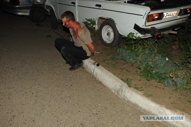 Пьяный гонщик таранил машины у меня во дворе.