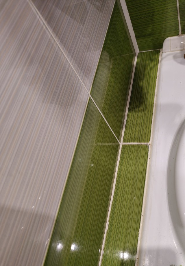 Чем расстояние между стеной и ванной заделать?