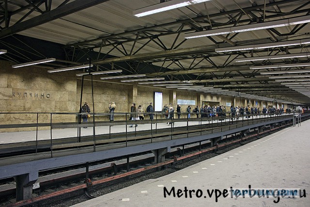 Необычное: московское и питерское метро без людей