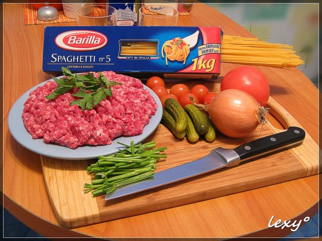 Спагетти с мясным соусом.
