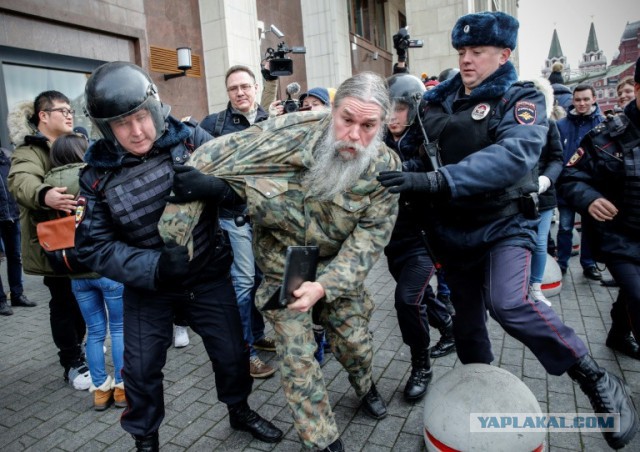 Источник: более 200 человек задержаны на Манежной площади в Москве