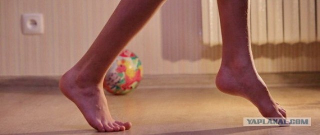 Ходить на цыпочках и говорить шепотом!