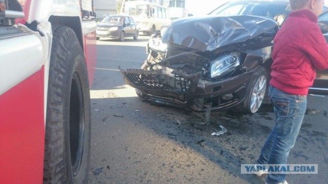 Водителя пожарной машины обвинили в том, что в него врезался не пропустивший его автомобиль